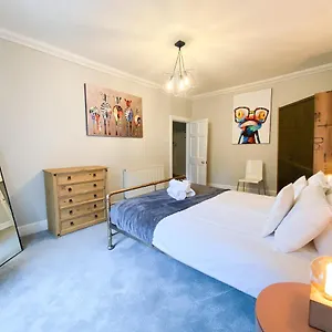Rose Street's Hidden Treasure- 2bed Newly Refurbished , Edinburgh United Kingdom